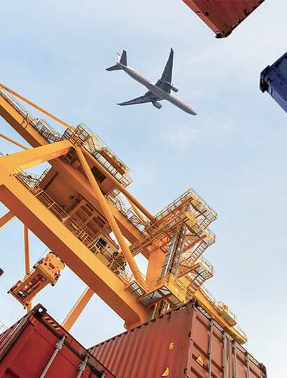 Équipe logistique et manutention en entrepôt 1