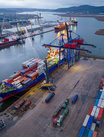 Équipe logistique et manutention en entrepôt 2