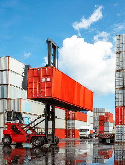 Équipe logistique et manutention en entrepôt 3