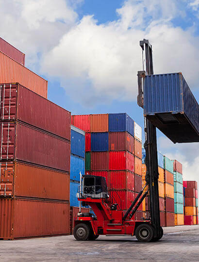 Équipe logistique et manutention en entrepôt 4